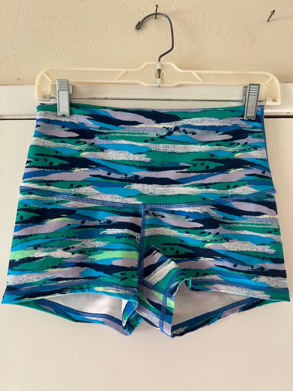 Lululemon Abstract Aqua Pattern Stretch Athletic Shorts size 10